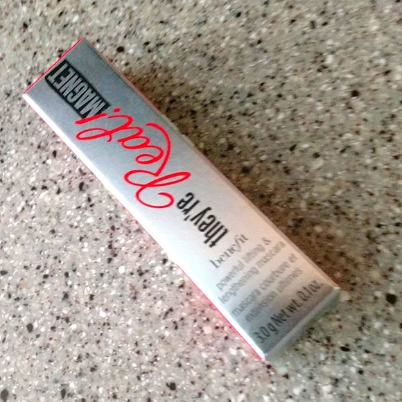 NWT benefit Mini they're Real! Magnet in SUPERCHARGED BLACK - Picture 2 of 6